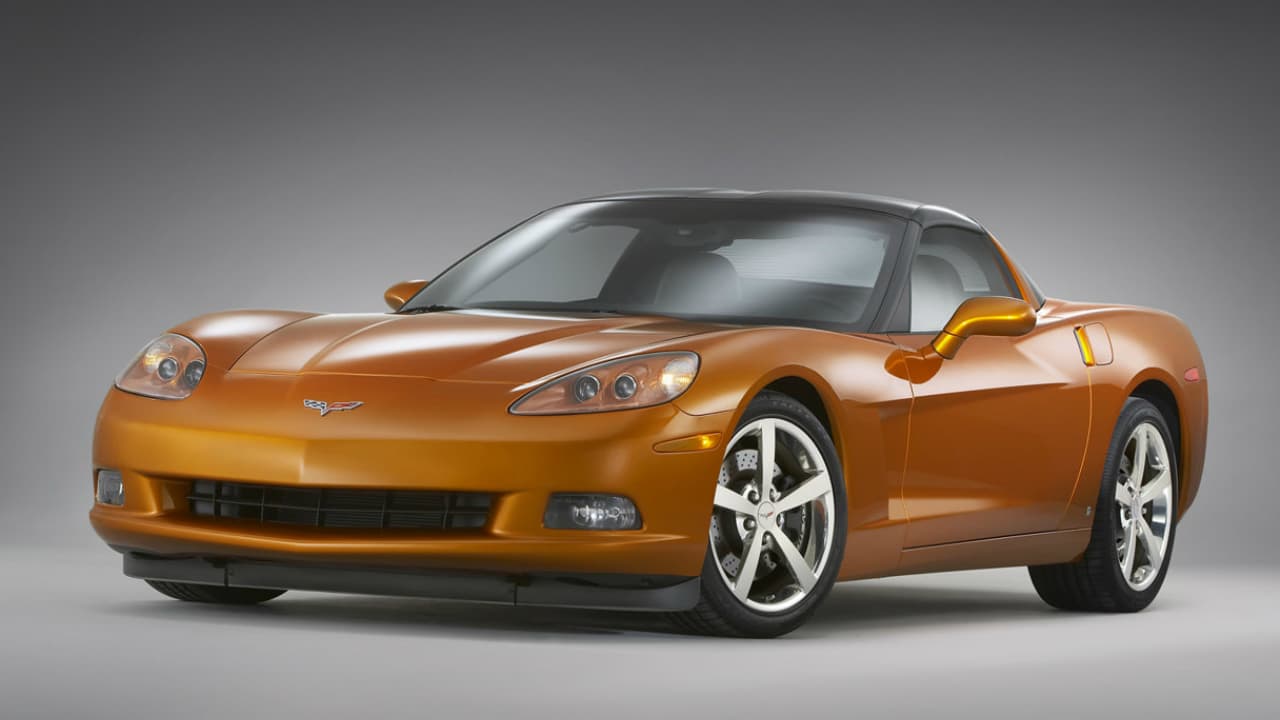 La potencia de 
<b>sus motores V8 iniciaba en los 400 caballos de fuerza,</b> pero incluso hubo una versión con motor supercargado de 638 HP para el ZR1. El Chevrolet Corvette C6 de esta imagen corresponde a un ejemplar año modelo 2008.