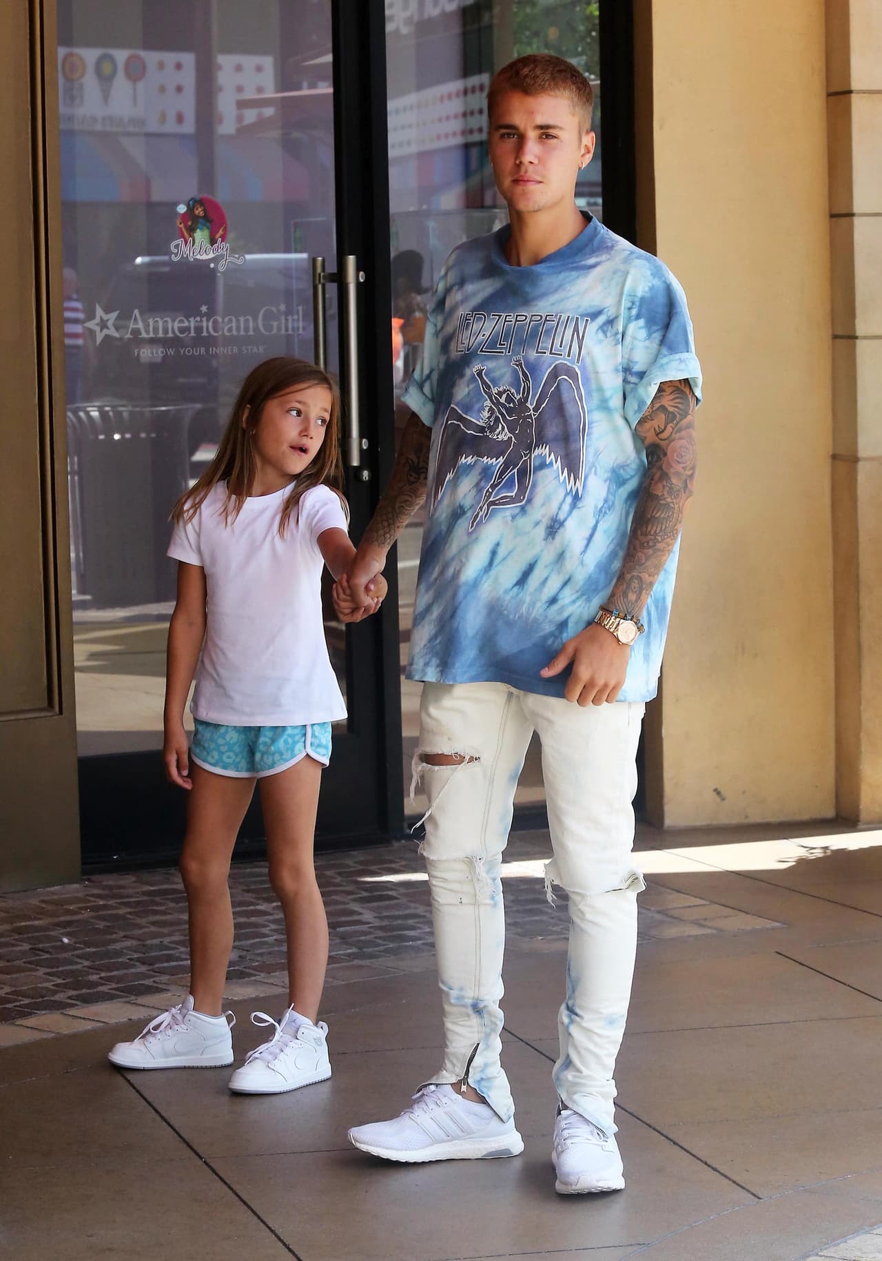 Acudieron al centro comercial The Grove.