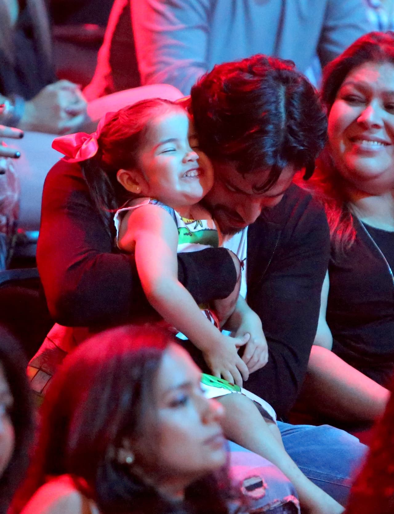 Esa sonrisita lo dice todo, Giulietta adora estar en brazos de su papá.