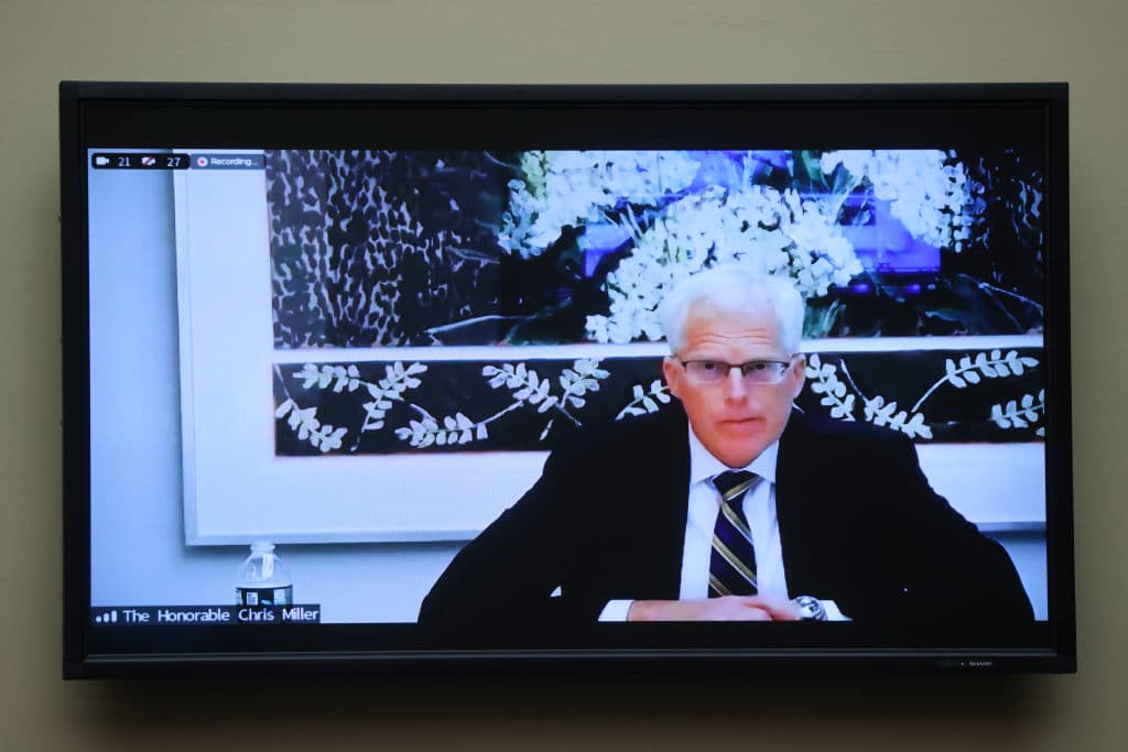 El exsecretario interino de Defensa de los Estados Unidos, Christopher Miller, testifica de forma remota durante una audiencia del Comité de Reforma y Supervisión de la Cámara el 12 de mayo de 2021 en el Capitolio en Washington, DC.