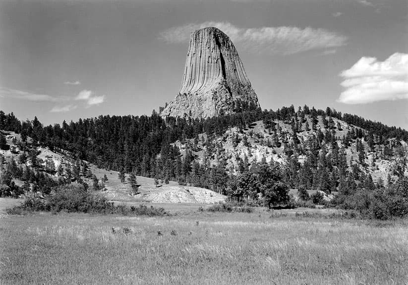 Esta formación rocosa lleva el nombre de Devils Tower -La torre del diablo- en el Monumento Nacional del mismo nombre. La fotografía fue sacada en 1933 desdeun punto donde se proponía armar un sitio para acampar.