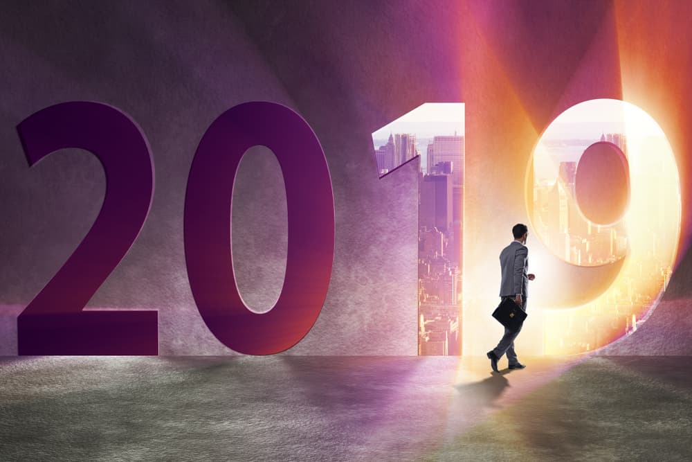 Todo esto unido a los diferentes aspectos planetarios que inciden en las cartas natales de los países dirigentes auguran un año que se caracterizará por los grandes eventos políticos internacionales, los amagos de guerras en el Medio Oriente y en otras partes del mundo que afortunadamente no llegarán a mayores aunque sí lamentablemente causarán pérdidas de vidas humanas y recursos materiales.