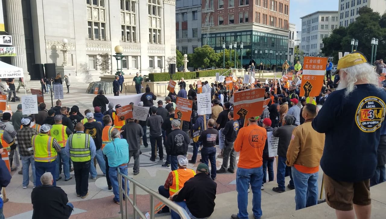 Los sindicatos solicitaron a los líderes políticos de Oakland que ordenen que las tierras públicas de la ciudad se utilicen para construir viviendas asequibles para los residentes locales, que se utilice mano de obra local y que se les pague un salario justo.