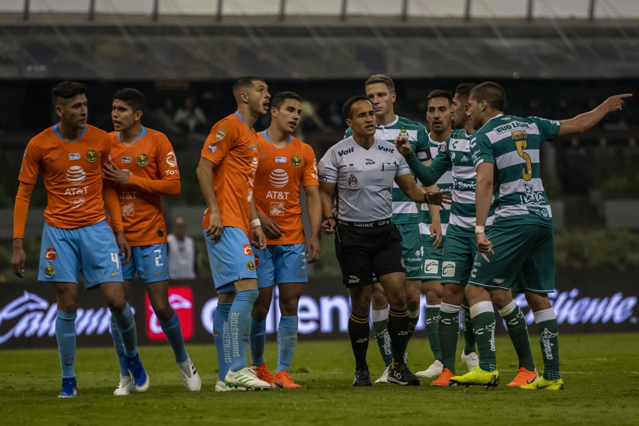 El remate del partido estuvo marcado por choques entre los jugadores de ambos equipos.