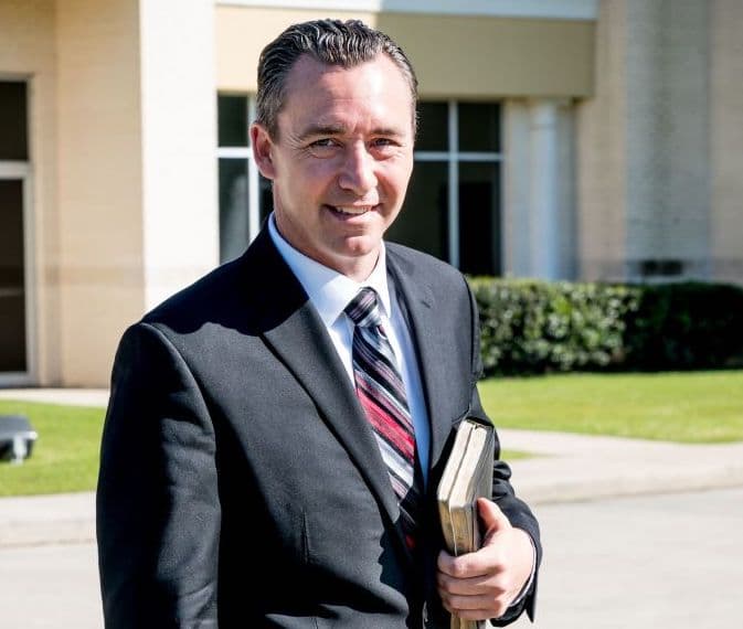 Pastor Tony Spell se niega a acatar las órdenesde no celebrar actividades masivas en Louisiana.