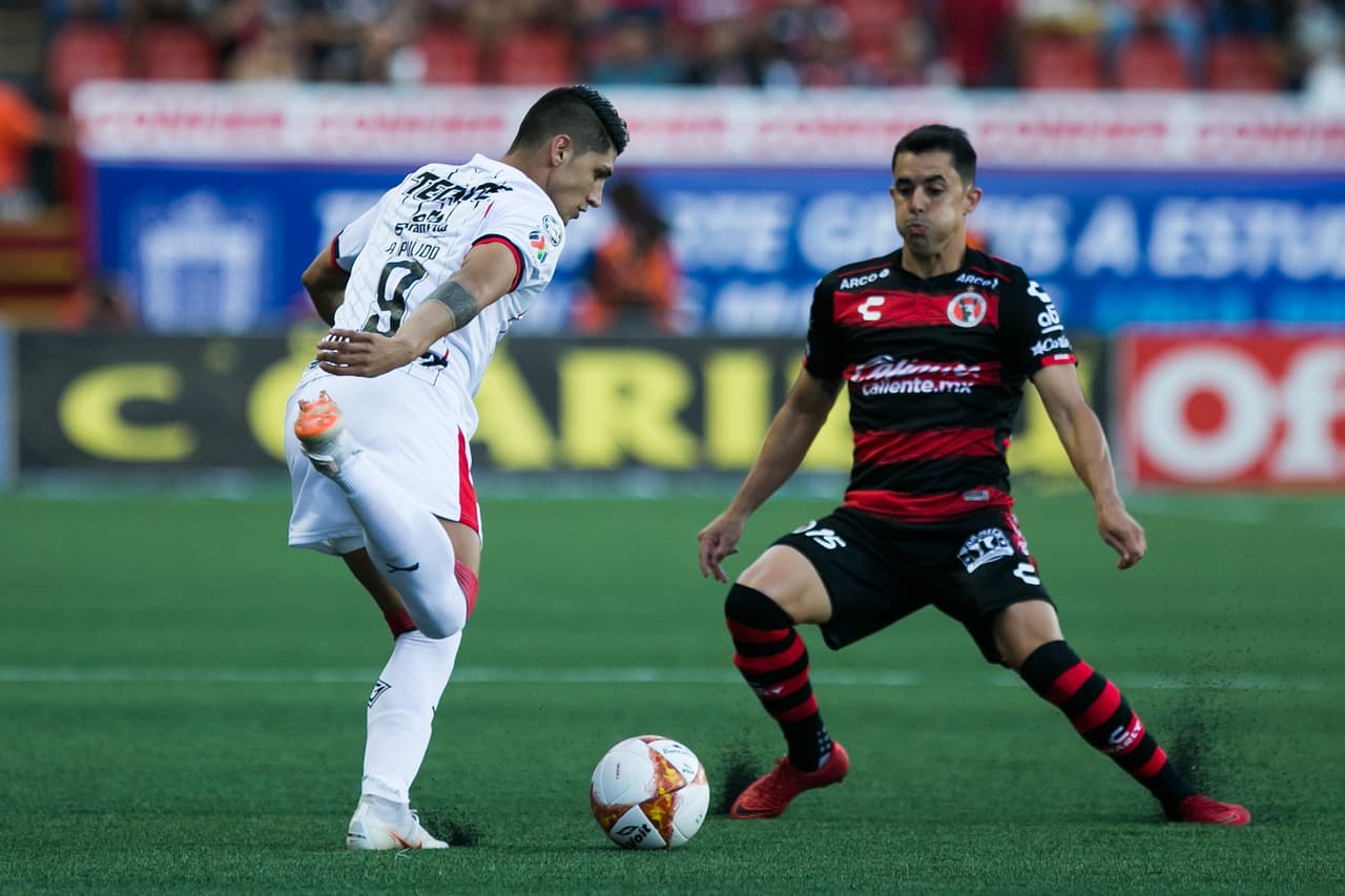 El dominio de la pelota fue parejo en la primera etapa, y Alan Pulido (izquierda) de Chivas intentó las primeras opciones de gol para Chivas.