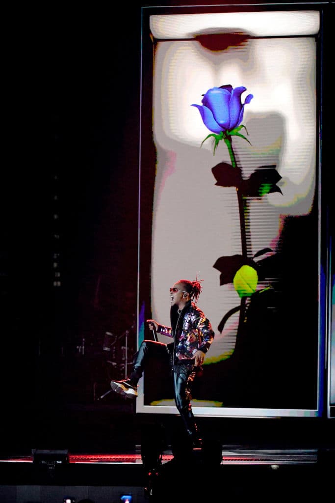 Y como si no fuera suficiente,
<b>Ozuna</b> también puso a vibrar las bocinas con ‘Única’, acompañado solamente de una flor azul gigante.