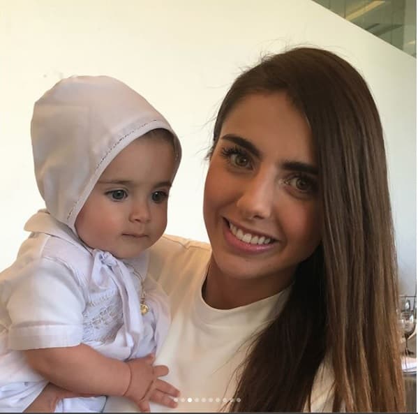 Aquí la orgullosa mamá con el festejado, de quien dijo la trae "muerta de amor".