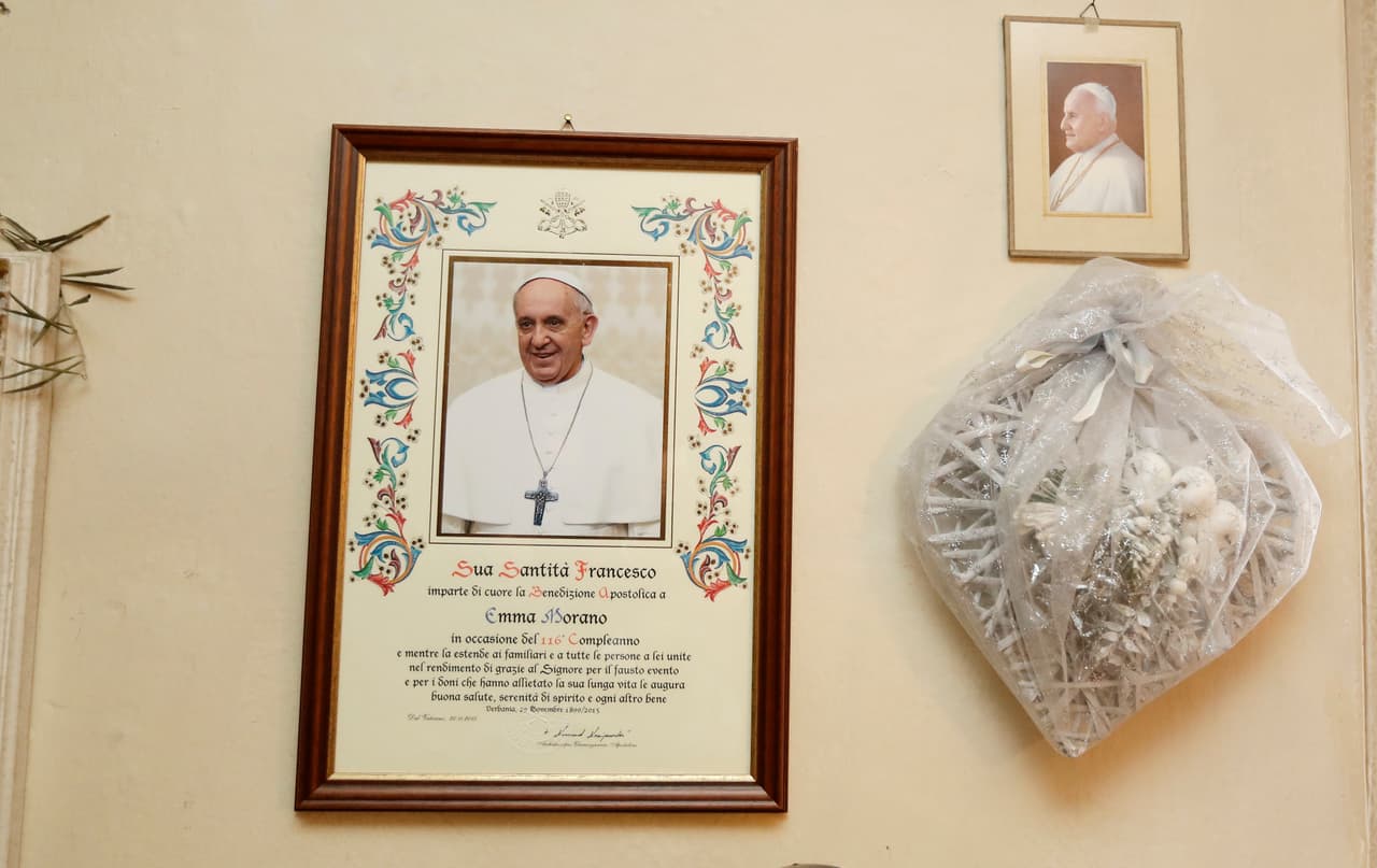 La anciana ha sido agasajada hasta por el papa Francisco, cuya placa tiene colgada en una pared de su pequeño departamento. (Foto de Antonio Calanni/AP)