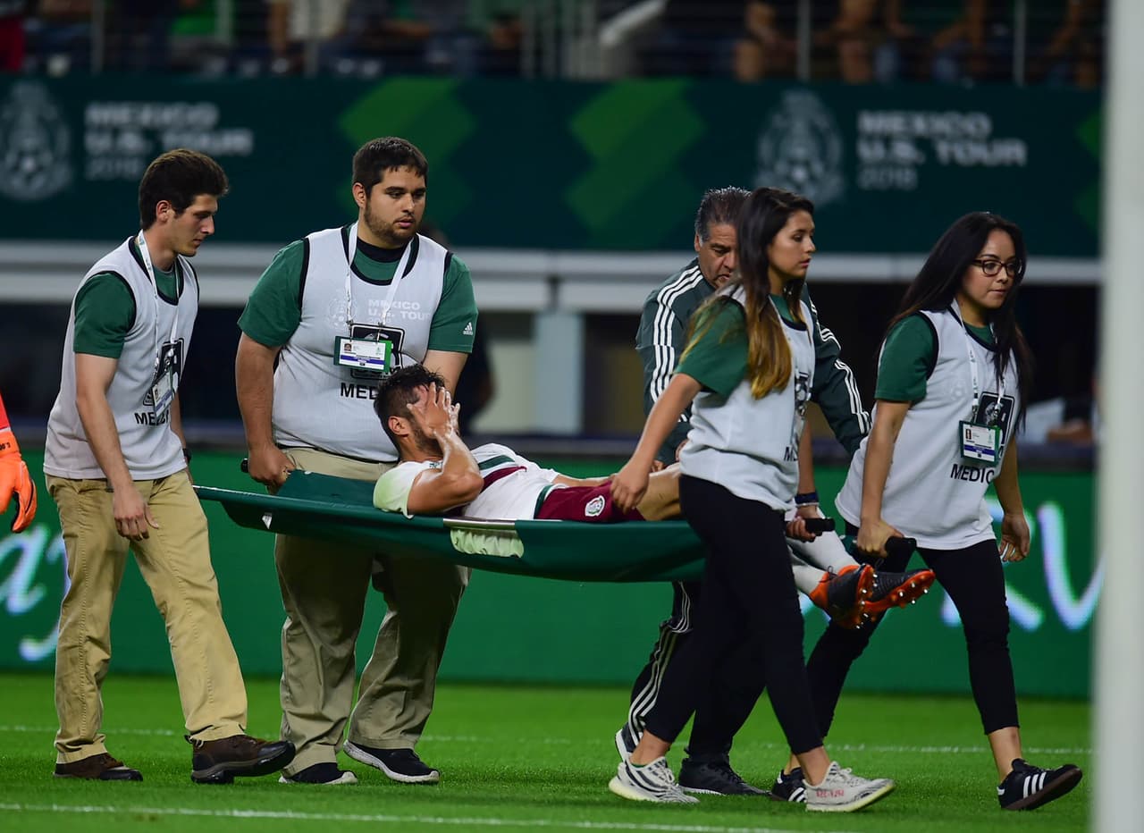 Al ser tan intenso el dolor, el jugador mexicano tuvo que salir en camilla y posteriormente fue dirigido a un hospital cercano.