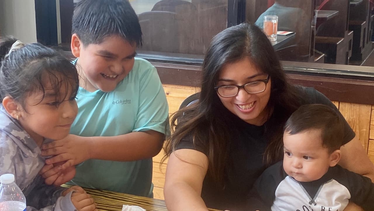 Giselle Bueno cuenta que inicialmente las autoridades le dijeron que 
<b>dos niños estaban a salvo y que estaban todavía buscando a su hermana y al bebé.</b>