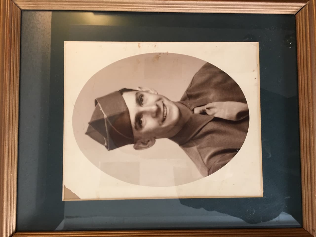 John Polinske nació en Milwaukee, Wisconsin, en 1927, de polaco, alemán, irlandés, italiano y francés. Sirvió en el ejército estadounidense durante 19 meses durante la Segunda Guerra Mundial.