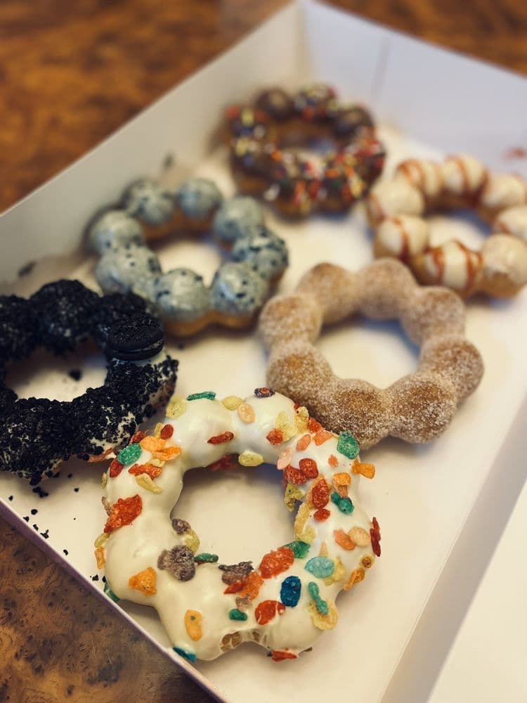 <b>Mochibees </b>
<br>Dirección: 3780 Old Norcross Rd Ste 109 Duluth, GA 30096
<br>Teléfono: (678) 404-7103
<br>Sitio web: 
<a href="https://mochibees.com">https://mochibees.com</a> 
<br>
<br>
<b><a href="https://www.yelp.com/map/mochibees-duluth">Cómo llegar</a></b>
<br>Sus dueños dicen que hacen donas “frescas todos los días en pequeños lotes usando solo los mejores ingredientes. Nuestro menú cambia todos los días, manténgase conectado para conocer los sabores más nuevos, las ventas diarias y los eventos”.