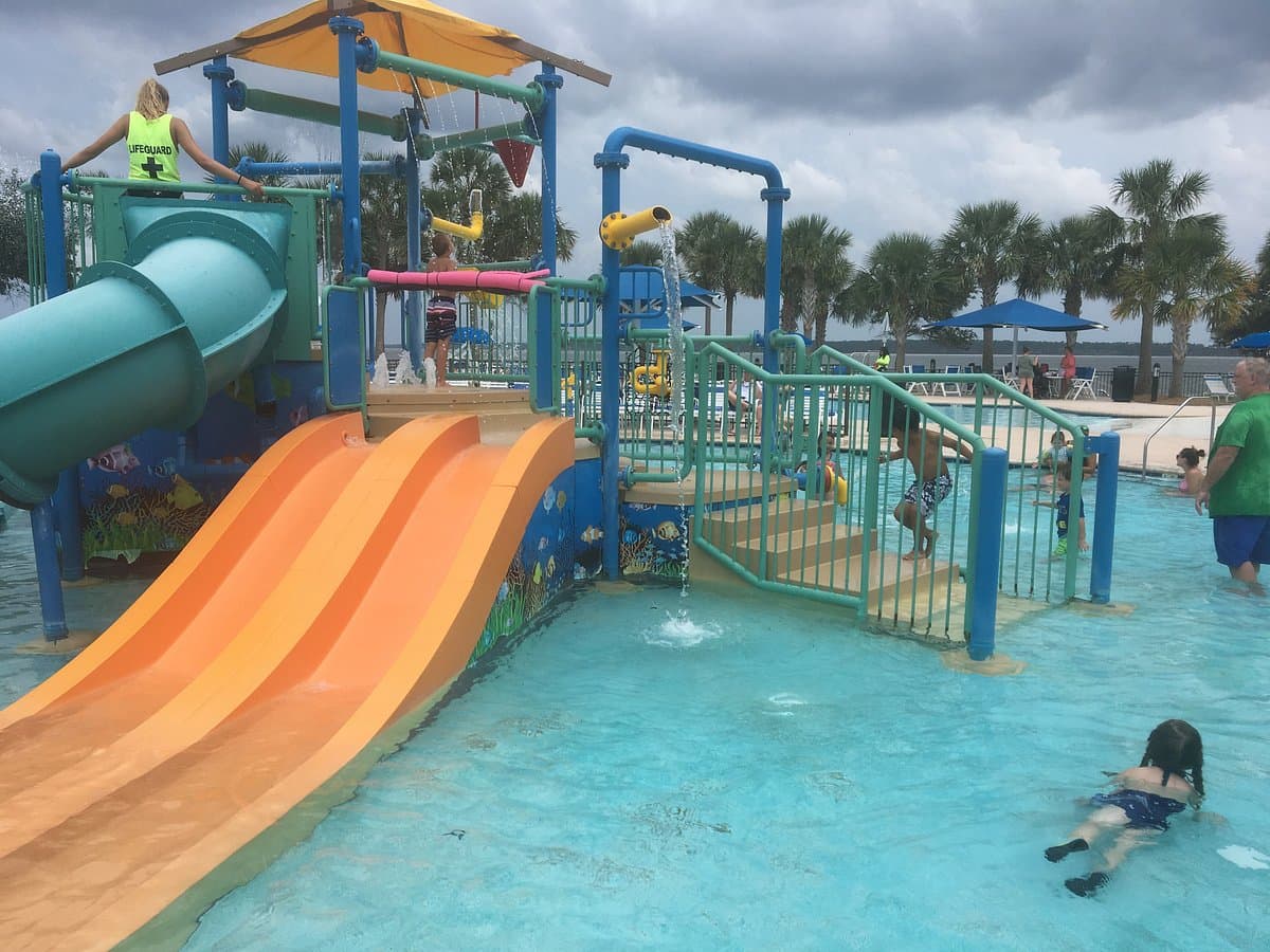 <b><a href="https://www.glynncounty.org/997/Neptune-Park-Fun-Zone">Neptune Park</a>.</b> Parque de atracciones que cuenta con patios de juegos, zonas de diversión acuática y minigolf.
<br>
<br>
<b><a href="https://goo.gl/maps/dAFaK1XCtCcqnHA29">Cómo llegar</a></b>