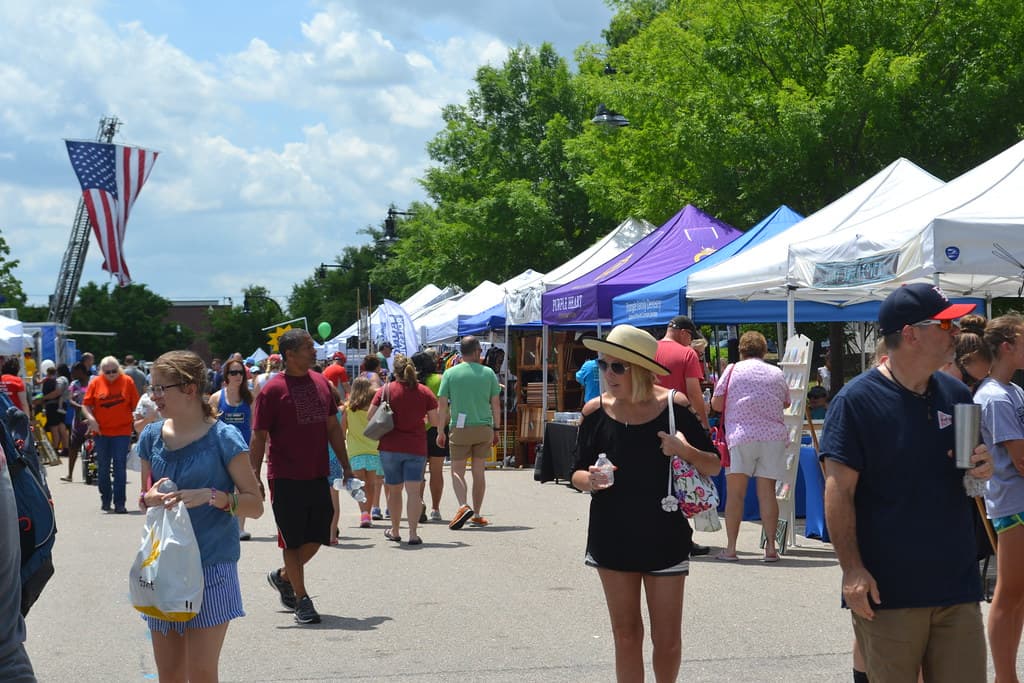 Conoce más sobre el evento,
<b><a href="https://wakeforestchamber.org/meetinthestreet">aquí.</a></b>