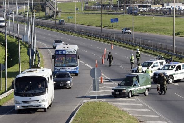 El ministro de Interior y Transporte argentino, Florencio Randazzo, consideró que la huelga es de carácter "político" y denunció que los "argentinos se han visto imposibilitados hoy de ir a trabajar" a causa de los piquetes y el paro de trenes que llegan a la capital, utilizados a diario por más de un millón de personas.