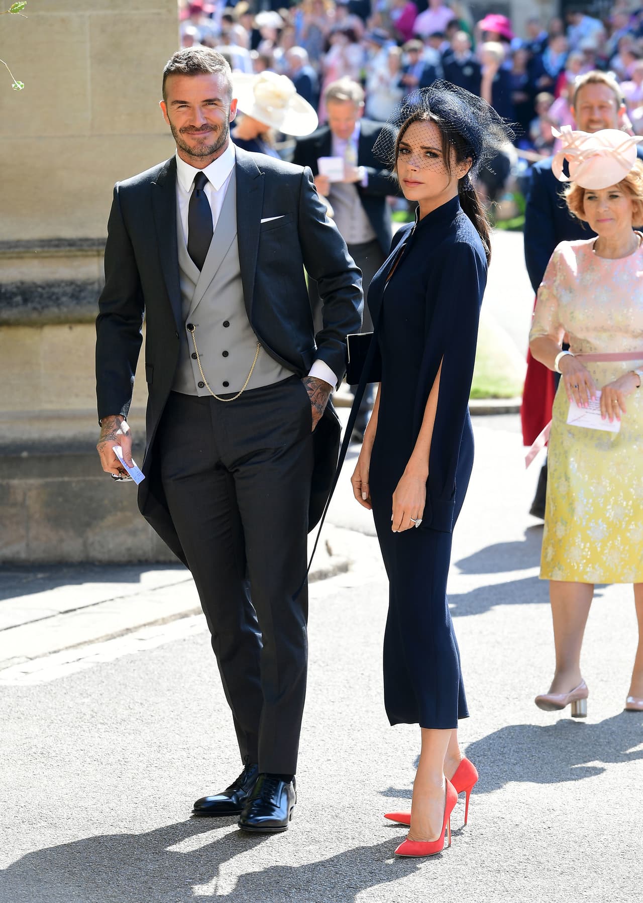 <b>La fúnebre Victoria Beckham</b>
<br>Aunque fiel a su estilo, varios medios británicos han llamado la atención a la elección tonal de Victoria Beckham: azul marino para el vestido y negro para el tocado. Un color que podría parecer demasiado sobrio e incluso fúnebre para un evento de regocijo como lo es una boda.