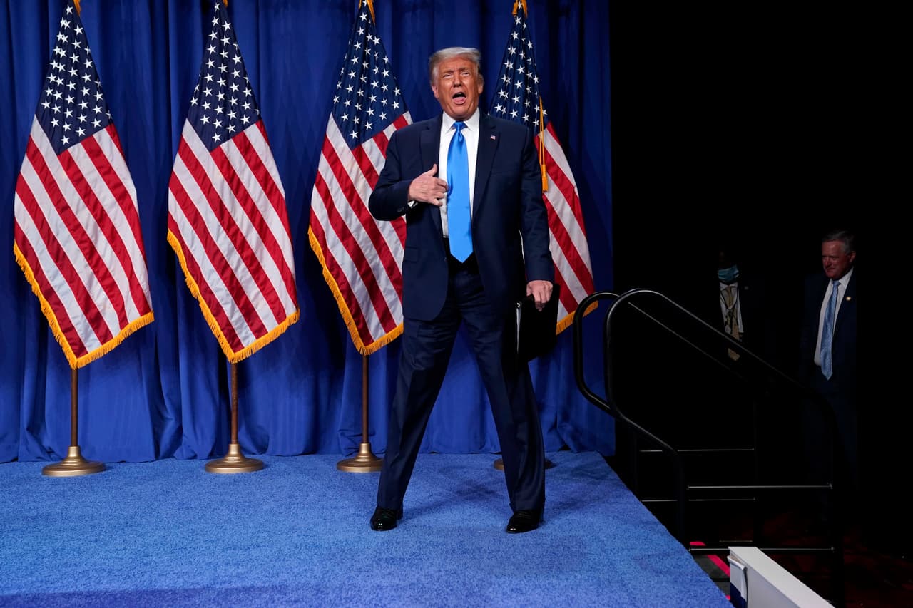 La llegada del presidente al escenario de la Convención Nacional Republicana en Charlotte, Carolina del Norte. Donald Trump apareció de sorpresa y ofreció unas palabras al inicio del evento, donde fue nominado oficialmente en busca de su reelección.
