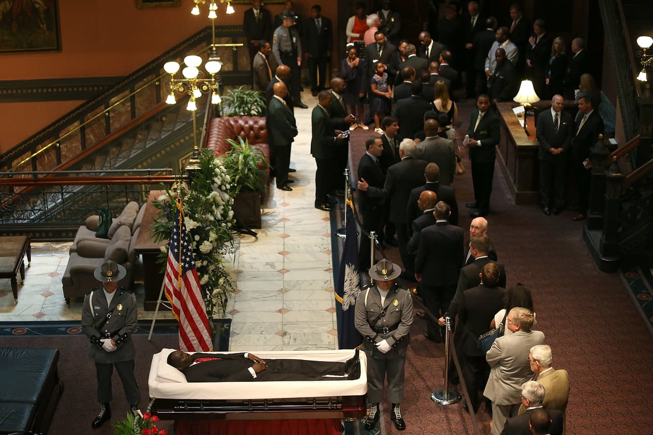 Funeral del pastor y político Clementa Pinckney, el 24 de junio de 2015, uno de los 9 fallecidos en la masacre de la iglesia de Charleston . Fue miembro del Senado de Carolina del Sur en representación del Distrito 45.