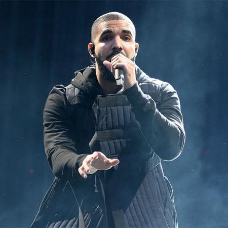 En 
<b>tercer lugar se encuentra Drake con 52.5 millones</b>. Sin embargo, él es artista número uno en 'streaming', ya que obtuvo 17.1 millones en reproducciones.
<br>