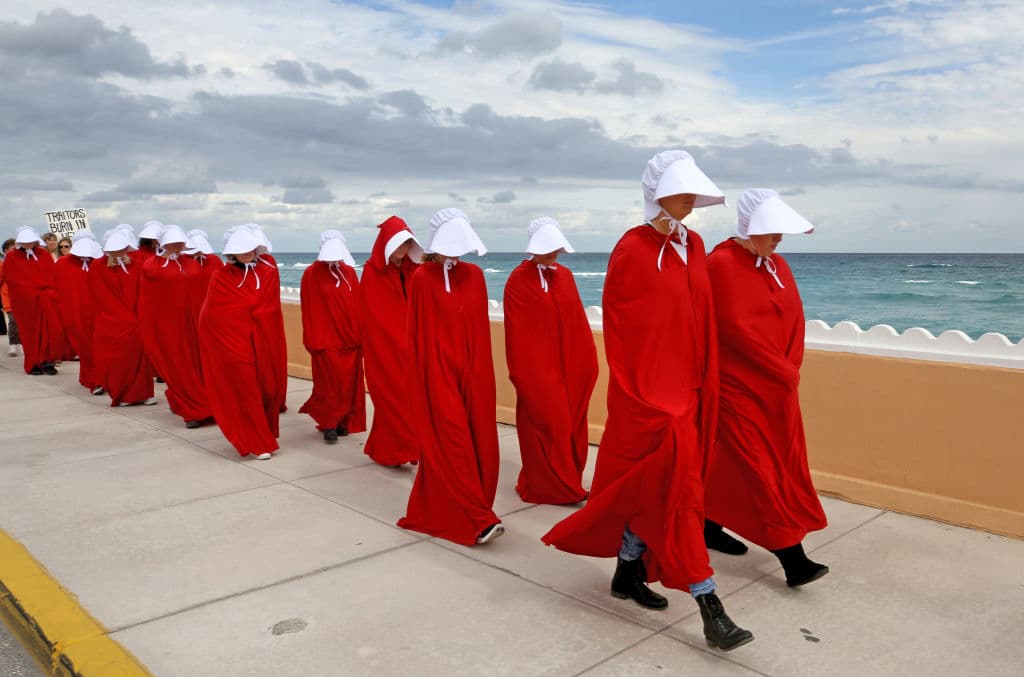 Manifestantes vestidas de criadas protestan este sábado en el Ocean Boulevard de West Palm Beach, Florida.
