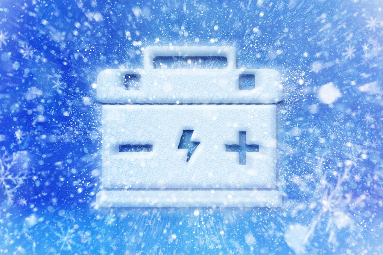 Una vez tengas acceso al habitáculo, trata de encender el auto y si arranca deja que el motor cargue la batería durante unos minutos. Toma en cuenta que si ya pasaron dos o tres años desde que la batería fue instalada, lo mejor es que la reemplaces por una nueva. Así incluso podrás evitar futuros contratiempos.