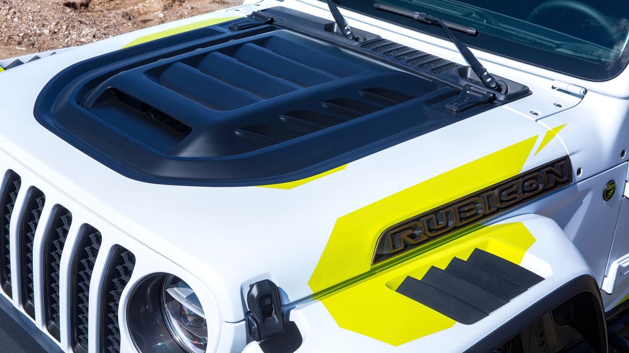 Jeep equipó a la Flatbill con un enorme respiradero de aire frio sobre el capó cuya apariencia, según el fabricante está inspirada también por el motocross. El beneficiario de la aspiración mejorada es el mismo V6 Pentastar de 3.6 litros que también acoplado a una transmisión automática de 8 velocidades motoriza a la Jeep Gladiator regular.