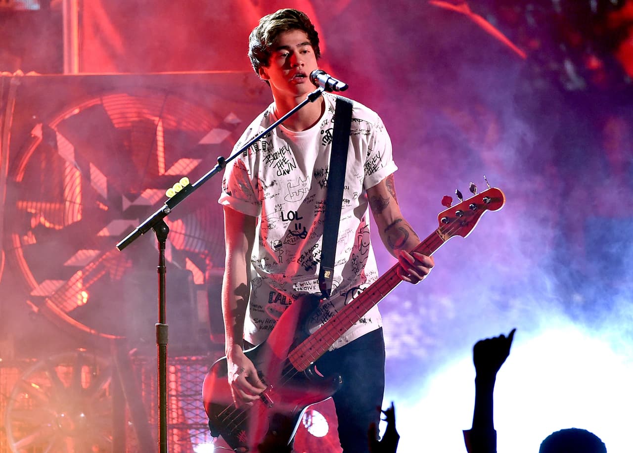 La banda 5 Seconds Of Summer fue la primera en subir para interpretar su tema 'She Looks So Perfect'.