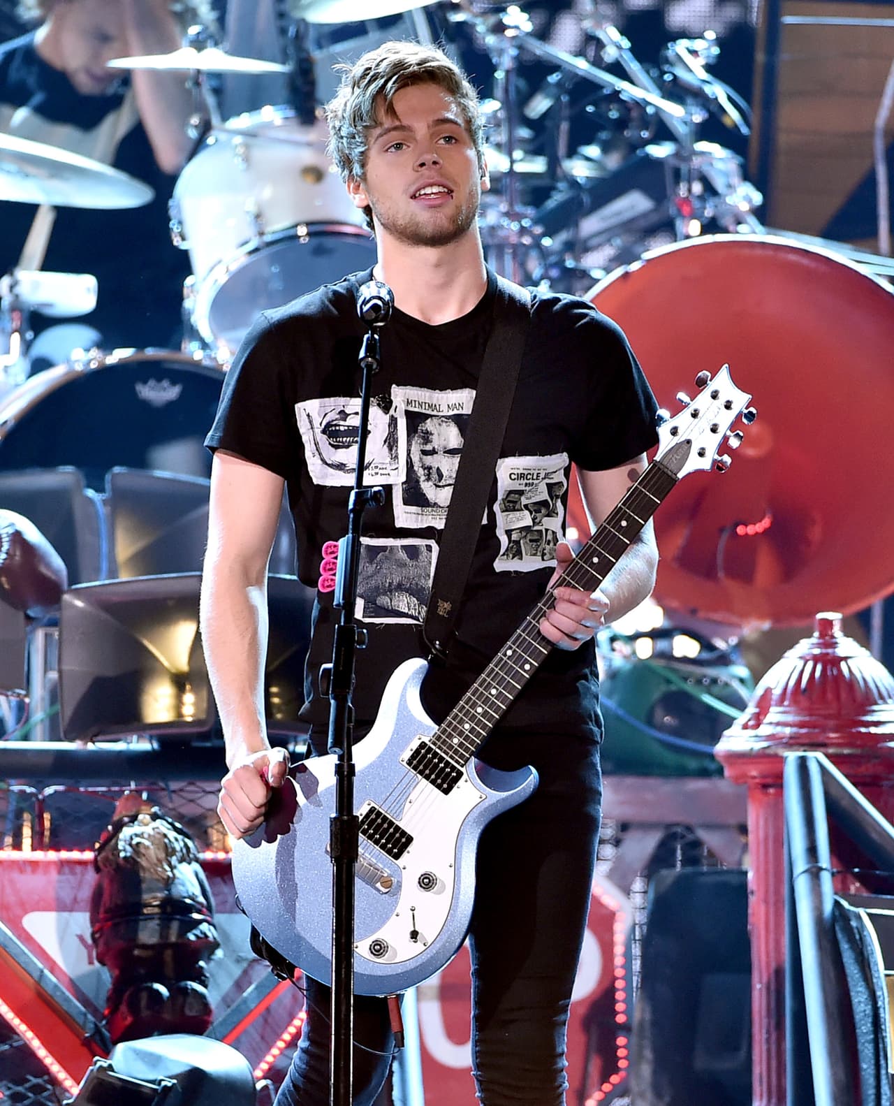 Y aunque 5 Seconds Of Summer llenó de ritmo el escenario, la alfombra también estuvo súper cool ..