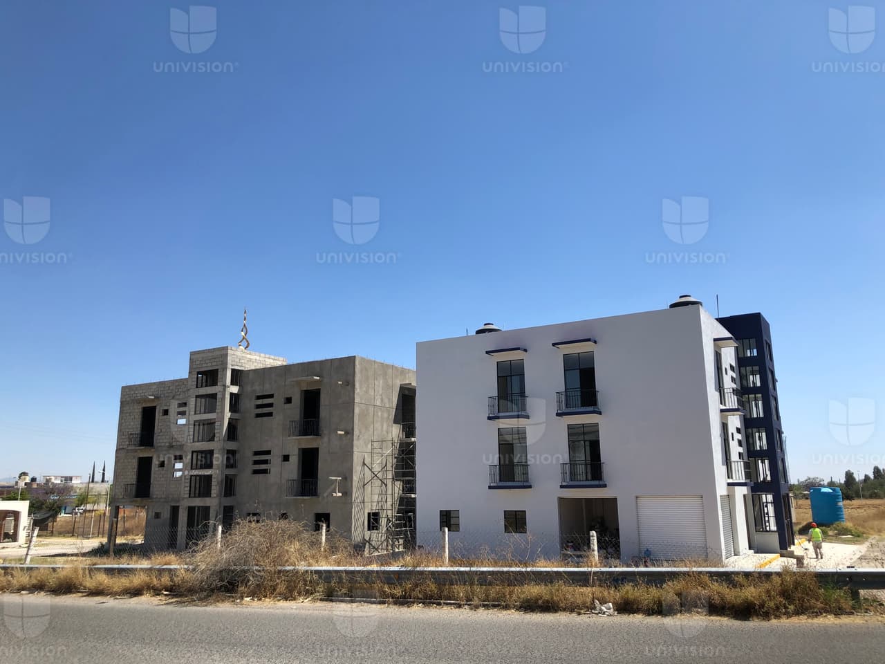 La inmobiliaria Jasue posee más de 500 lotes en El Olivar, indica el Registro Público de Guanajuato. En la entrada de la colonia se construían dos edificios de apartamentos en abril de 2022.