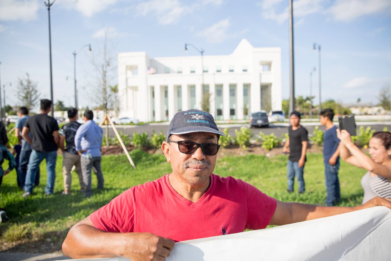Germán Martínez es un carpintero originario de El Salvador que vive en Homestead desde 1983. Es carpintero. "Me siento orgulloso de que no hay ninguna organización detrás de 'Un Día sin Inmigrantes', sino que es la misma comunidad y el mismo pueblo que ya estamos cansados de tanta malas noticias, de leyes antiinmigrantes todos los días. Es nuestra obligación luchar unidos", afirmó.
