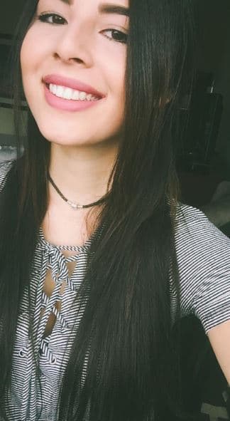 Yashira es quien le roba el sueño a Yadiel. Son vecinos desde chicos y poco a poco se fueron convirtiendo en cómplices de sueños.