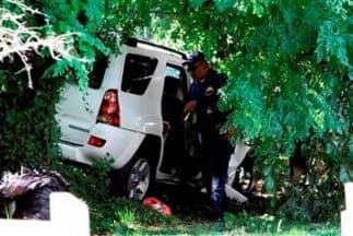 La camioneta se impacto contra un puesto de frutas. (Imagen tomada de Twitter)