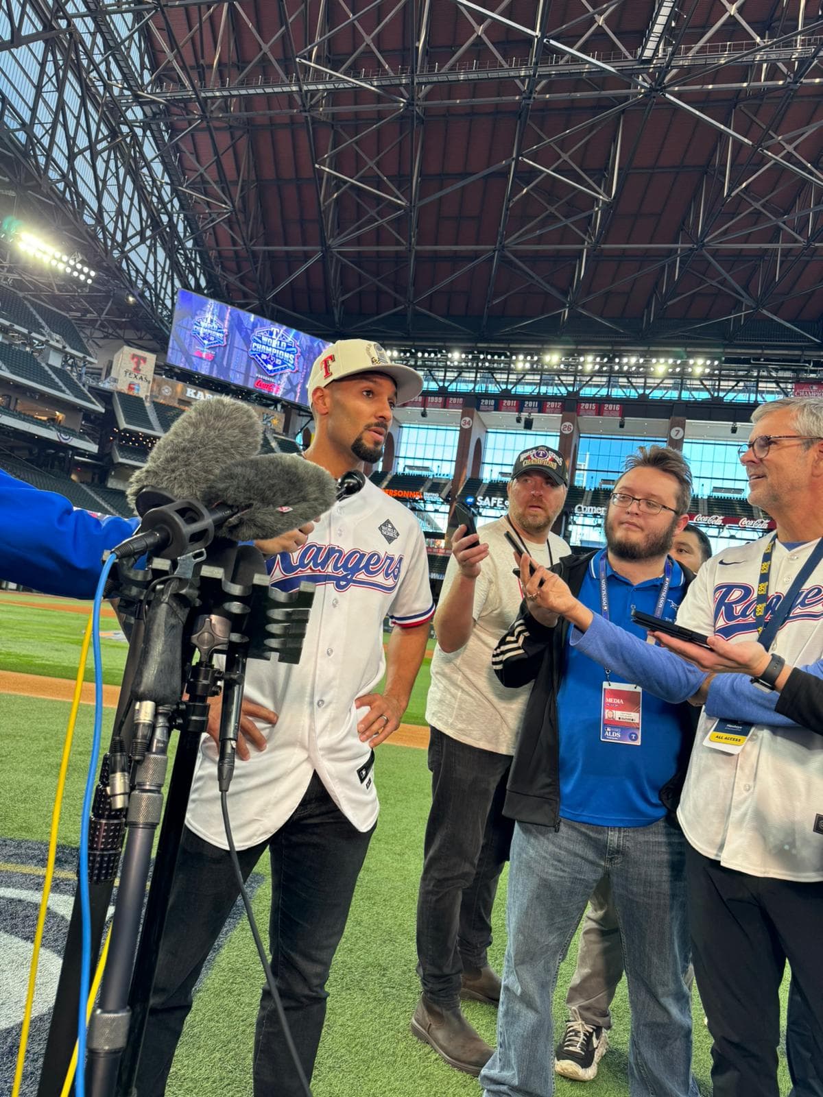 Marcus Semien, la segunda base de los Texas Rangers atiende a la prensa en el Globe Life Field.