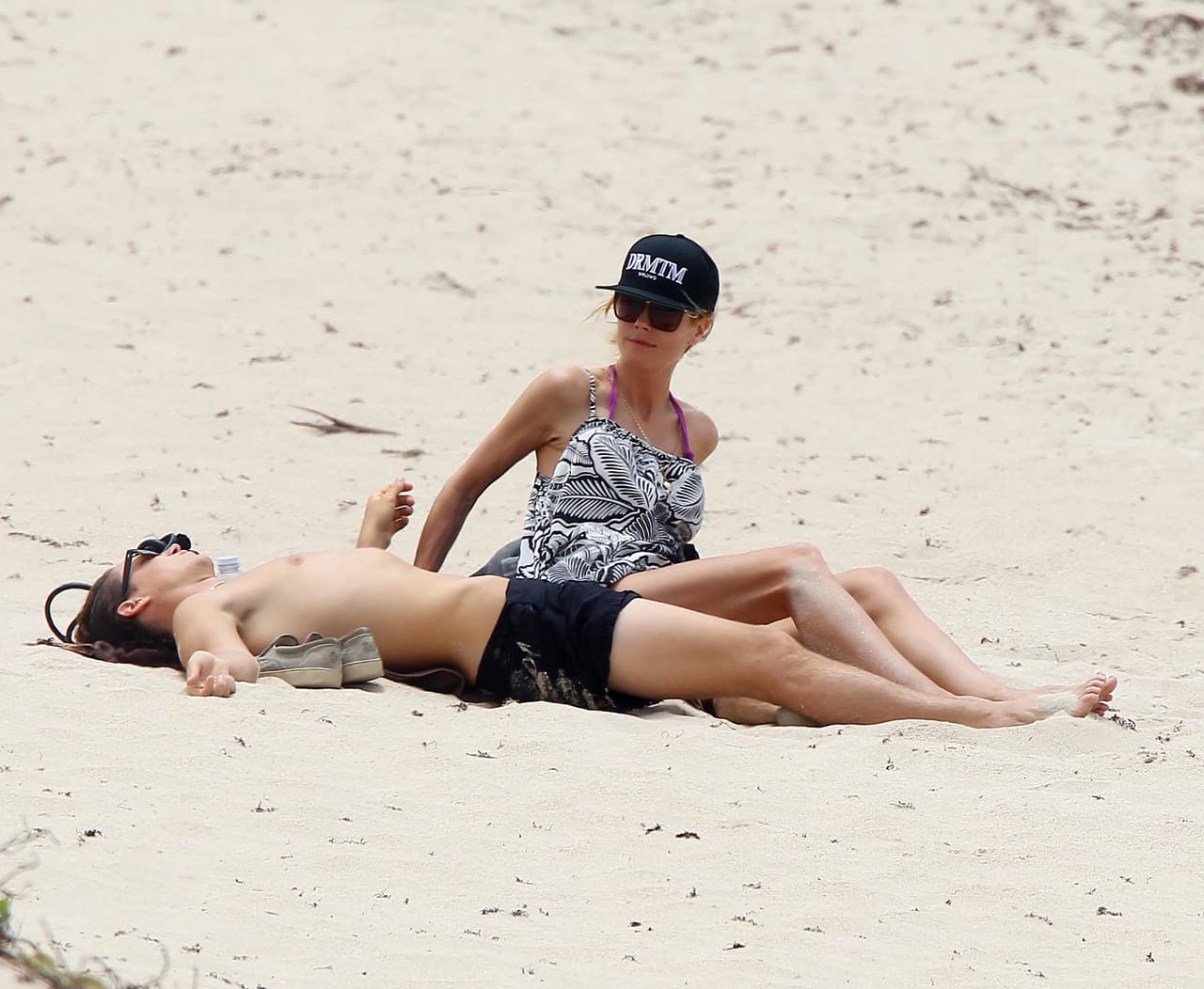 Mejor reposaron sobre la arena.