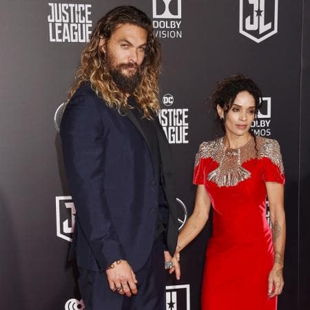 Al estar parado junto a su esposa Lisa Bonet, que mide 5.1 pies (1.57), parece un gigante.
