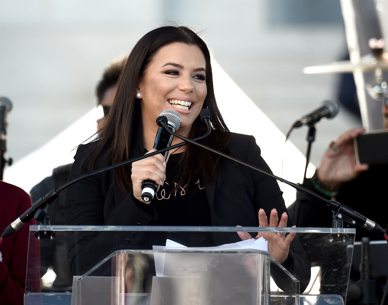 <a href="https://www.univision.com/temas/eva-longoria" target="_blank">Eva Longoria</a>: la actriz norteamericana con raíces mexicanas, ha apoyado organizaciones sociales como:
<a href="https://www.iamhope.org/">PADRES</a> contra el cáncer,
<a href="http://evasheroes.org/">Evas heroes</a> y el Centro Nacional para niños desaparecidos y explotados de Estados Unidos.
