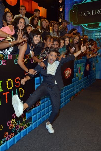 Como siempre, el talento de Univision llegó en grande a la alfombra de Premios Juventud. El azul, los colores vivos y la moda veraniega predominó.