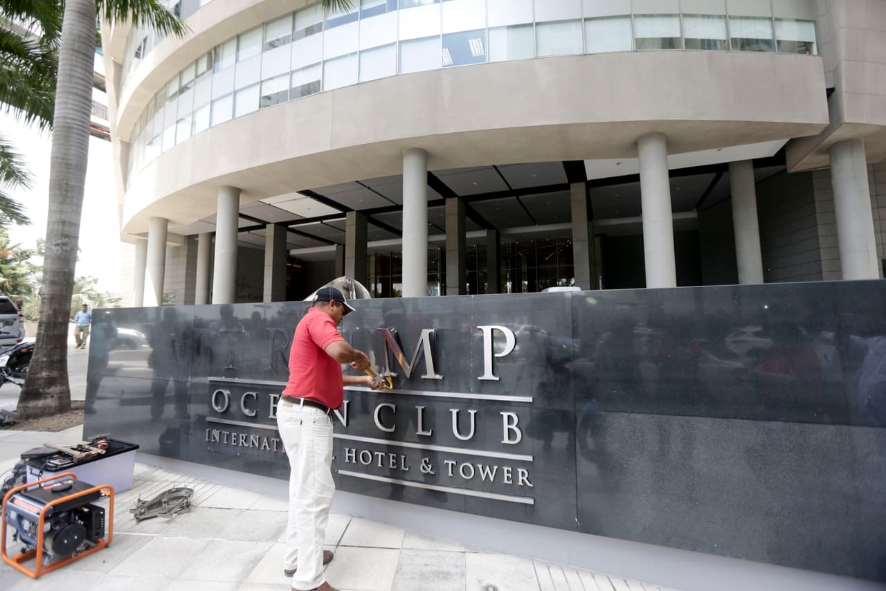 Un trabajador retira la palabra Trump en el Trump Ocean Club International Hotel y Tower en la Ciudad de Panamá, el lunes 5 de marzo de 2018. Con la escolta de la policía y un funcionario judicial panameño, el dueño del hotel tomó el control del inmueble. Un equipo de seguridad de la empresa de Trump también se retiró del lugar. (AP Foto/Arnulfo Franco)