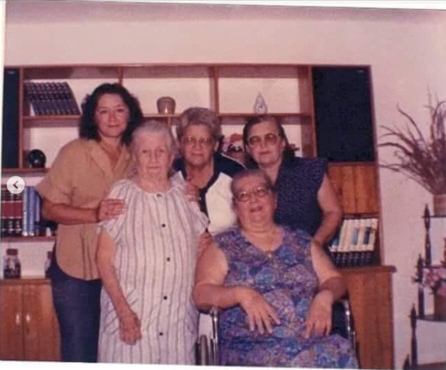 "
<b>Mi esposa la atiende</b>, yo, hay una enfermera que la cuida", detalló sobre cómo están organizados para no descuidar a doña María Zarco.
<br>