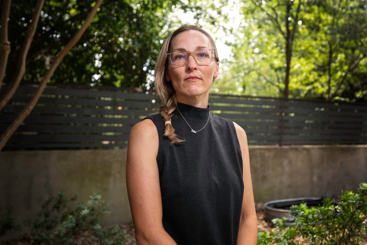 Mujeres como Ellu Nasser, en Austin, han tenido que tomar decisiones difíciles sobre cómo equilibrar el empleo y el cuidado infantil.