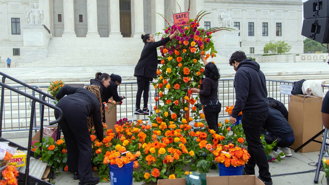 Decenas de personas de organizaciones defensoras de inmigrantes protestaron afuera de la Corte Suprema, para pedir la cancelación del Título 42.
