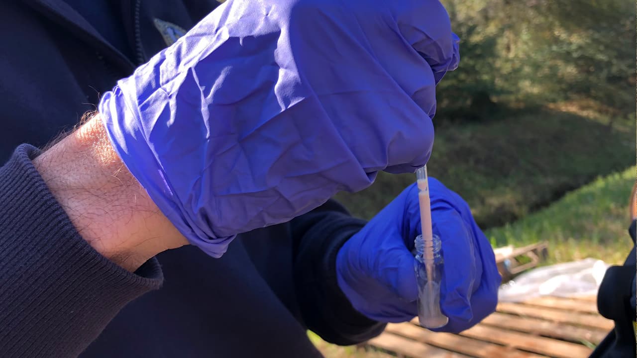 Oficiales realizaron exámenes a la sustancia derramada para determinar si era nocivo para la salud de las personas.