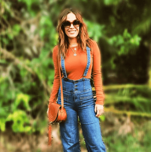 A ella le gusta probar diversos estilos, ella tiene lentes de todo tipo, formas, tamaños y colores.