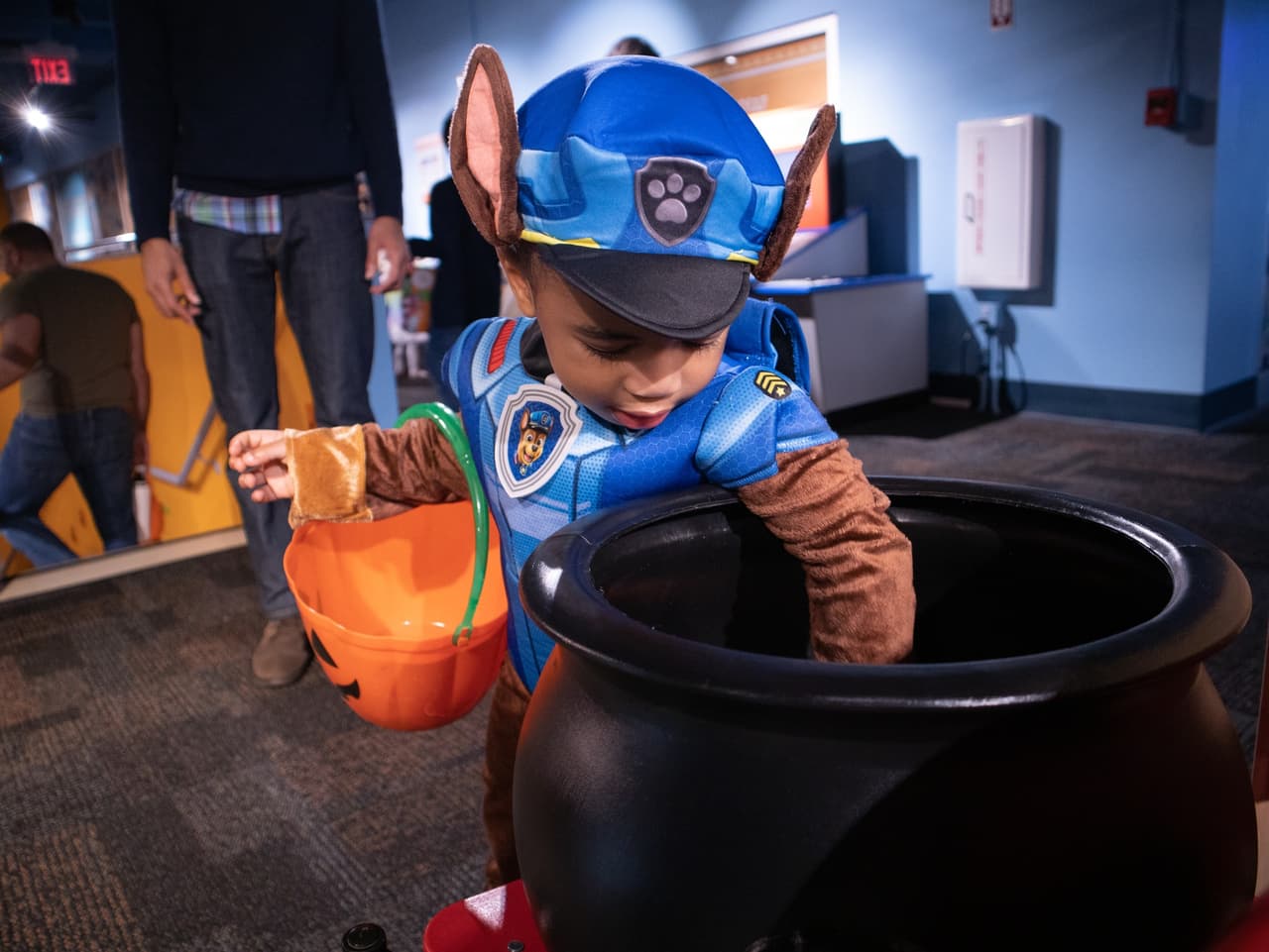 <b>Evento</b>: Trick-or-Treat at Children's Museum of Atlanta
<br>
<b>Fecha</b>: 28 de octubre
<br>
<b>Lugar</b>: 
<a href="https://maps.app.goo.gl/1SRhKaipmrdFBXFs7">Children's Museum of Atlanta. 275 Centennial Olympic Park Dr NW. Atlanta, GA. 30313</a>
<br>
<b>Sitio web</b>: 
<a href="https://childrensmuseumatlanta.org/trick-or-treat/">https://childrensmuseumatlanta.org/trick-or-treat/</a>
<br>
<br>Ponte el disfraz y dirígete al Museo Infantil de Atlanta para jugar, pedir dulces y actividades divertidas para los niños. Con un DJ en vivo, abundancia de dulces y más, el truco o trato en el museo está garantizado.