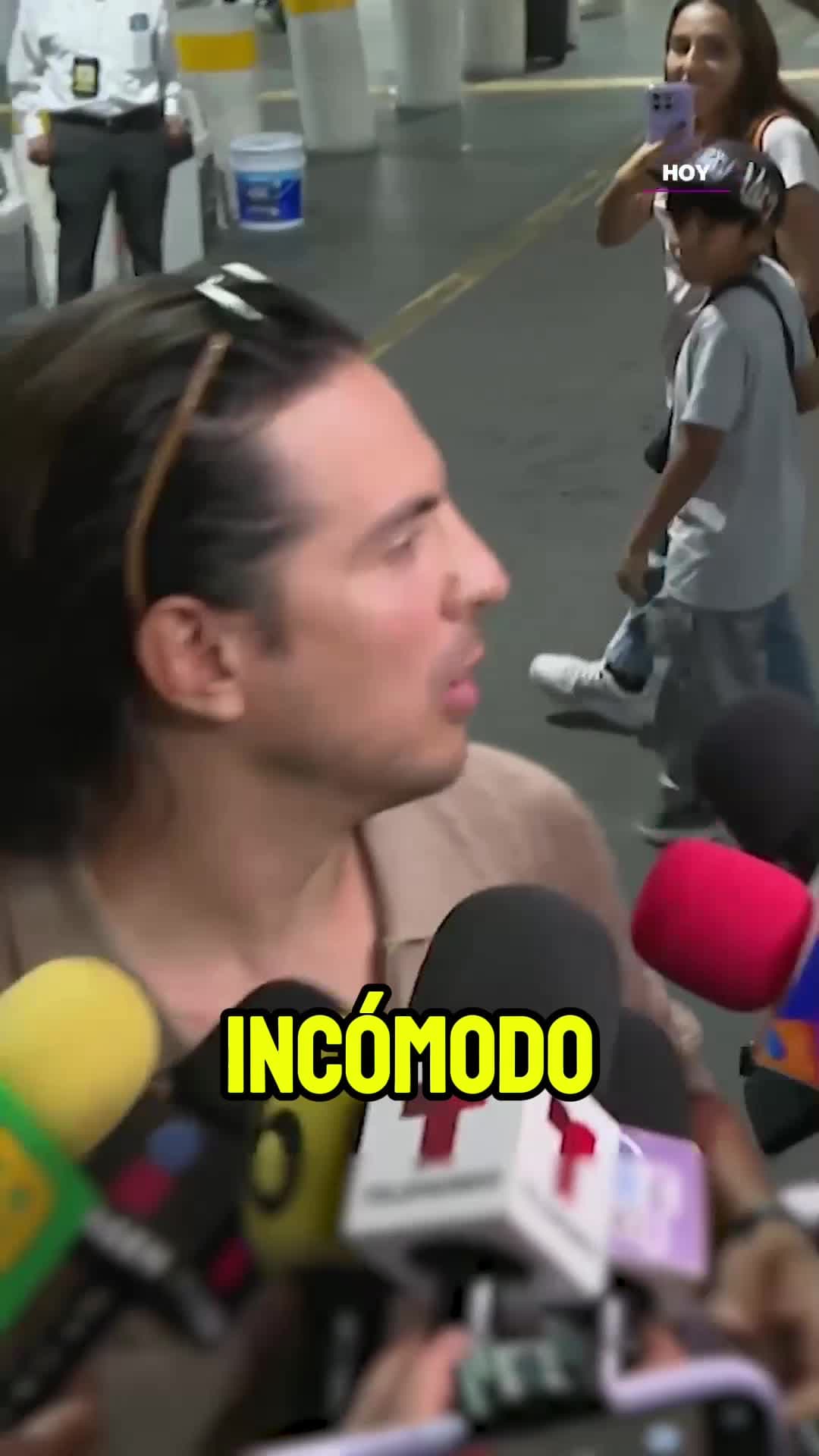 #VadhirDerbez habla de la inesperada NALGADA que recibió de una fan