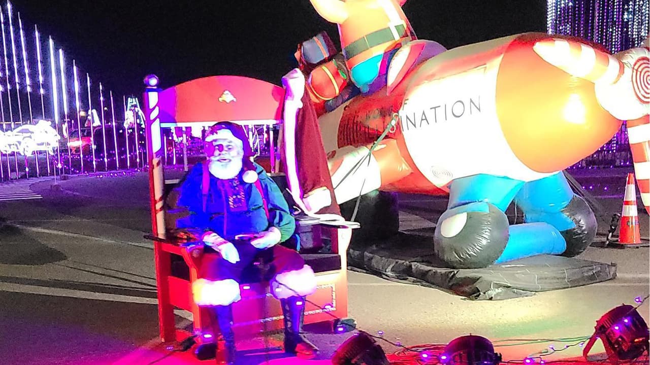 <br>El parque mantiene las medidas de seguridad contra el coronavirus. Los visitantes pueden disfrutar de los espectáculos desde la seguridad y comodidad de sus autos. Se requieren reservaciones en línea.