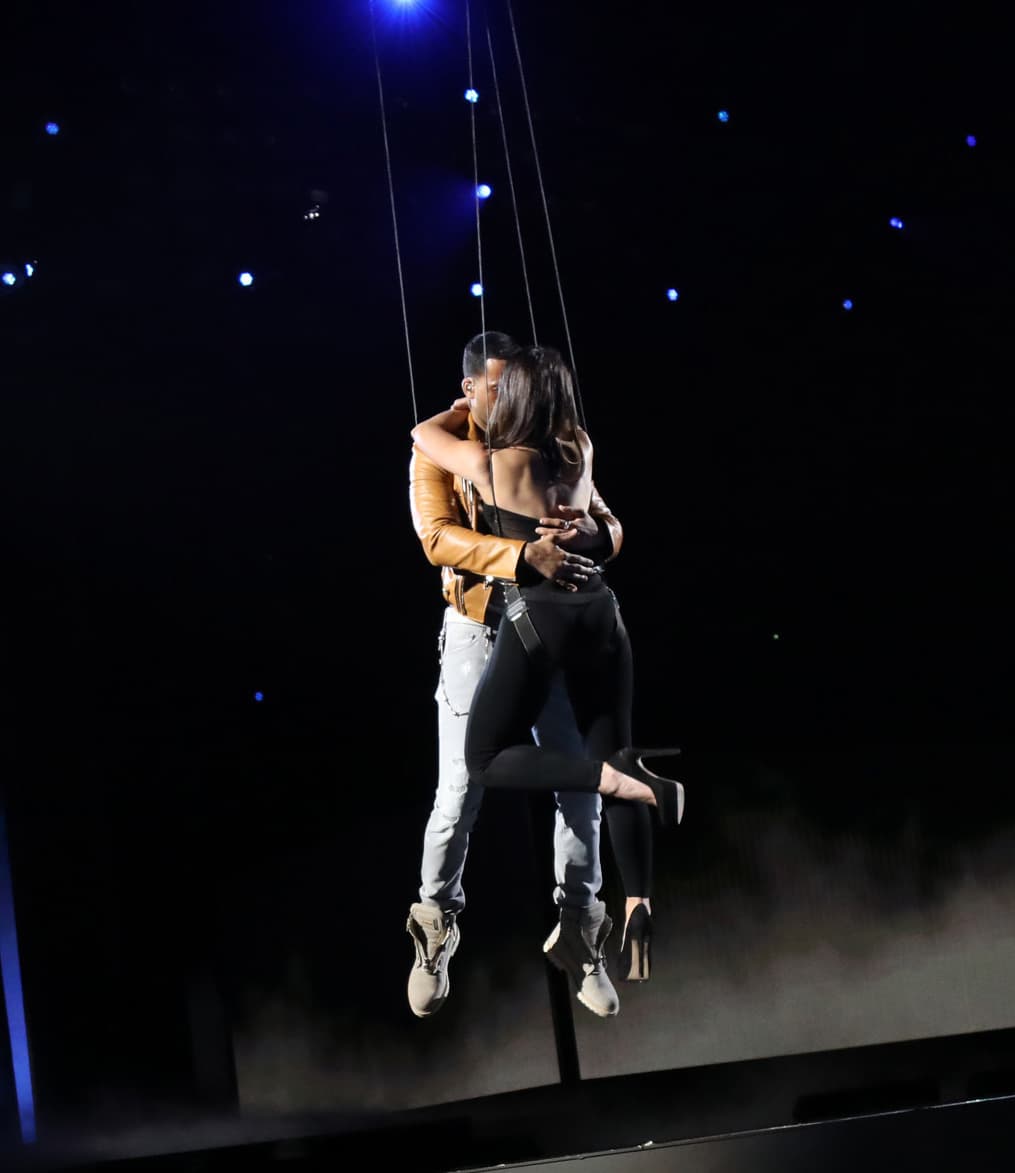 Pero ahí no se detuvo la controversia, pues al terminar la canción Romeo tomó por la cintura a la chica y salió volando con ella.