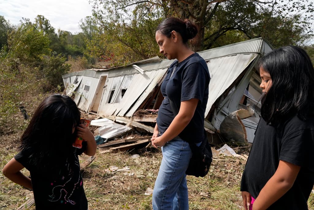Sin embargo, Marisol Juárez y sus tres hijos no pudieron evitar la tristeza al ver que su casa quedó destruida por el huracán Helene.