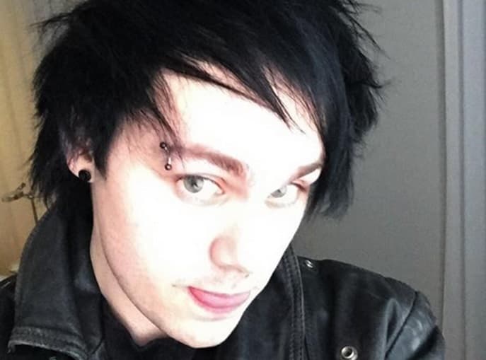 Más tarde, cambió su avatar de Twitter y colocó uno nuevo, en donde se observa su rostro cubierto por las llamas. Parece que quedó fuera de peligro.